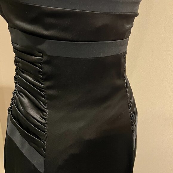 Laundry black halter top dress with ruched sides and two toned material, Size 4 - Picture 6 of 9